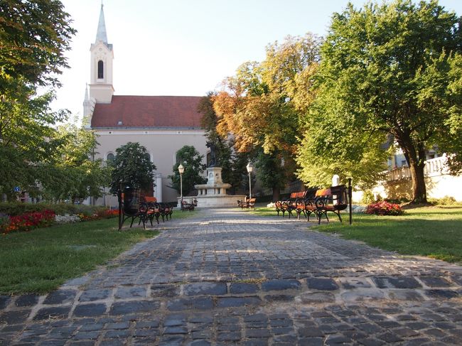 川沿いの道まで　下りて来ました。<br /><br />通りがかった小さな教会。　周辺もきれいに整えられて　とても美しい。