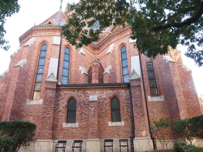 この教会、川沿いに建っているので　対岸から眺めると　その姿が一際　美しく　写真栄えのする　佇まいです。