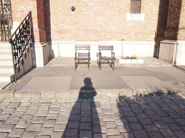 朝日を背に　どれだけ離れても　教会の前景が撮れません。