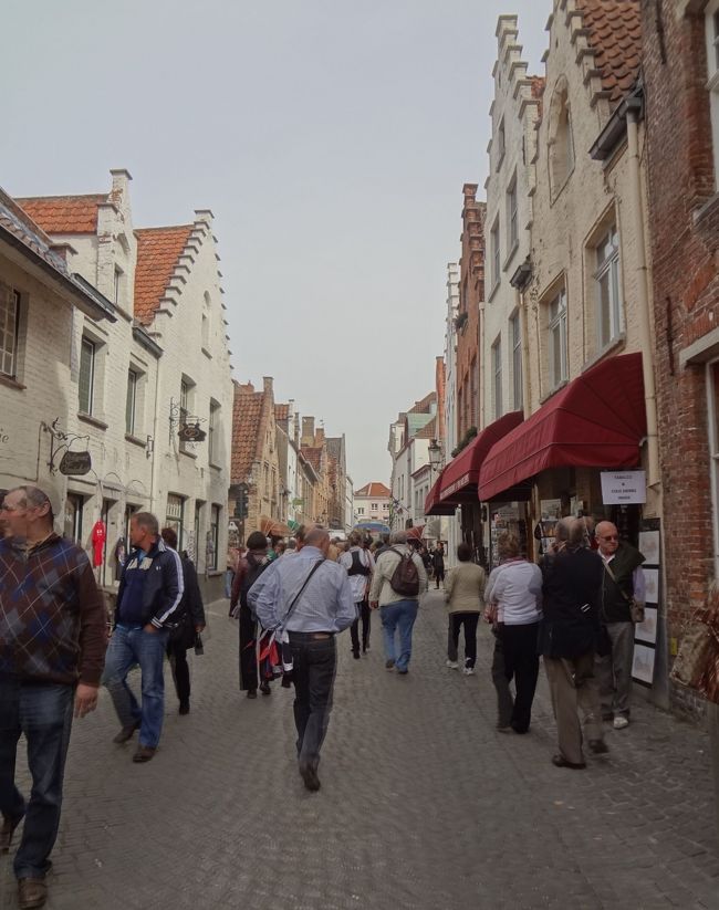 雑踏を行きます。