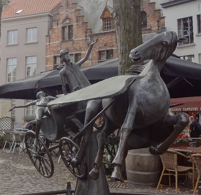 ちょっとした広場に出ました。<br /><br />面白オブジェが。<br />“ペガサスに乗るレダとゼウス”<br />レダをゼウスが誘拐する場面。