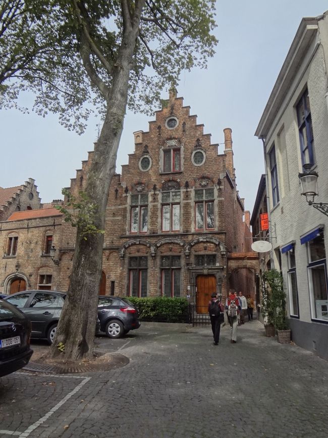 味ある古い佇まい。<br />右脇の小道を抜ければ。