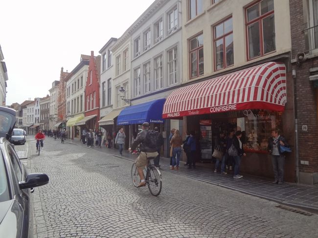 チョコレート通り。（勝手に命名。）<br />ショコラ店が軒を競います。