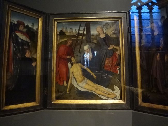 アドリアン・ラインのトリプティク　１４８０<br />メムリンク<br /><br />こちらも十字架降架がテーマですね。<br /><br />仏北東部、コルマールのウンターリンデン美術館は<br />グリューネヴァルト描く“イーゼンハイムの祭壇画”で<br />その名を馳せていますが、こちらはこの降架に至る前の<br />磔刑、そして復活までがトリプティクに描かれていました。<br /><br />同様に施療院に据えられ、病苦にある人々の癒しと<br />なっていたと聞きますが、十字架降架に求めるのは<br />いずこも同じなのでしょうね。