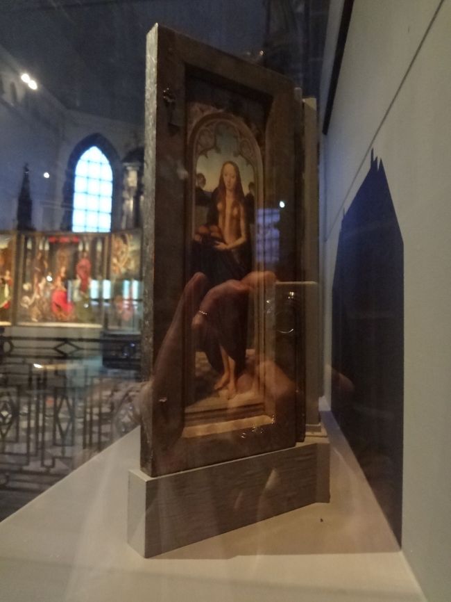 トリプティクの扉が閉められると現れます。<br /><br />メムリンクの描く女性は、どなたも感情が<br />露わでなく、楚々とした風情が好きです。