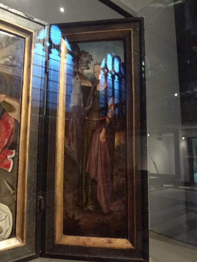 右パネル。<br />聖女のどなたか、あいにく私には判りません。