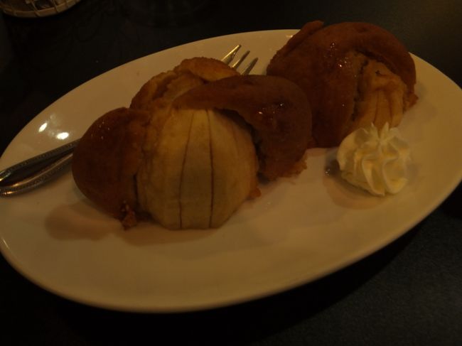 このお店で頼んだ「焼きリンゴマフィン」ほんの少し酸味があって、丁度良い甘さが美味しい。お店の中で買ったマフィンは半分にカットされ温められて出てくるのでフワフワです。