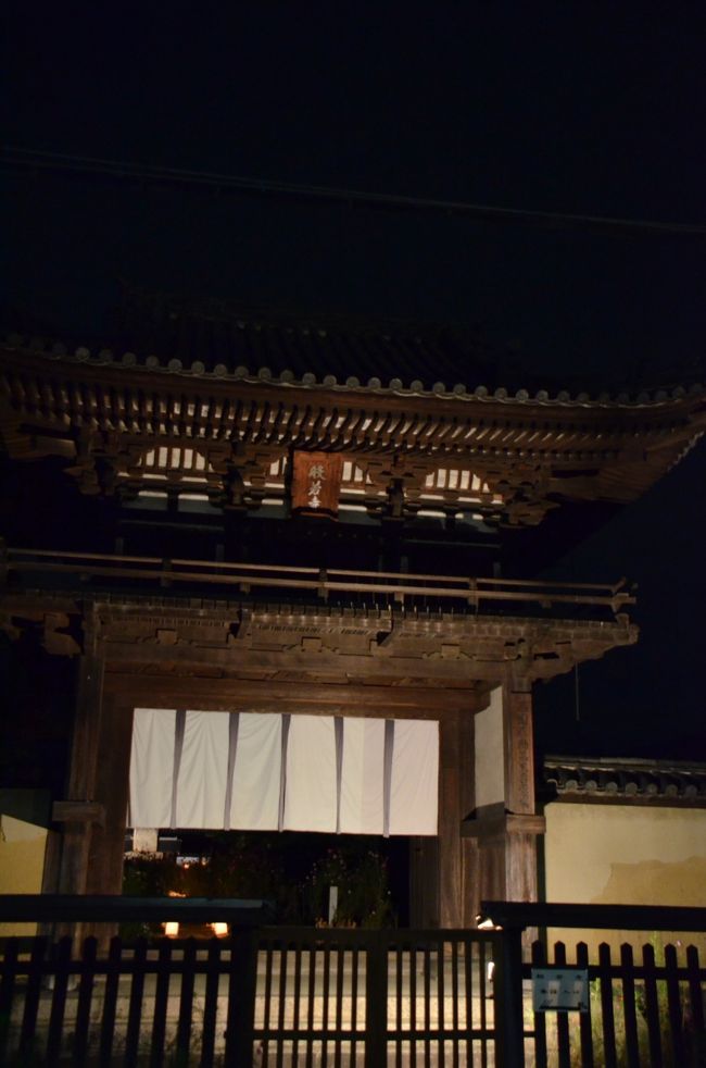 境内を見終わった後、楼門を撮ります。この楼門は鎌倉時代に建てられたもので、国宝に指定されています。