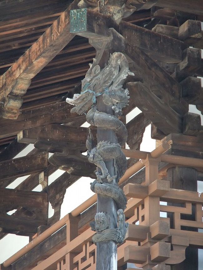 こういうのも好きです<br /><br />普通に柱でいいと思うところに装飾されて無駄な気もするがこういうところにもお金が掛かってるというのが好きなんです