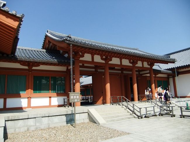 こちらは朱色で違った雰囲気です<br />