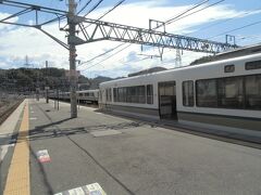 園部駅にて乗り換え。

これまで乗ってきた電車は折り返して京都行きとなります。
