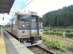 福知山では2,3分しか乗り換え時間がなく、急いで隣のホームへ。城崎温泉行きは国鉄型の車両でした。もちろんこちらもワンマンカー。

下夜久野駅にて対向列車の待避待ち。
ホームに降りて写真撮影。