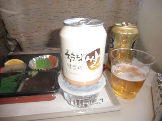 アシアナ航空は飲み物にマッコリがあるとの事で、マッコリとビールをいただきました。