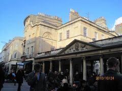 「The Roman Baths」(世界遺産）
＿＿＿＿＿＿＿＿＿＿＿＿＿＿＿＿＿＿＊＊＿＿＿＿＿＿＿＿＿＿＿＿＿＿＿＿＿

とりえずざっくり見渡す。
先に第一目的のナンバー・ワン・ロイヤル・クレッセントを見に行く予定です。