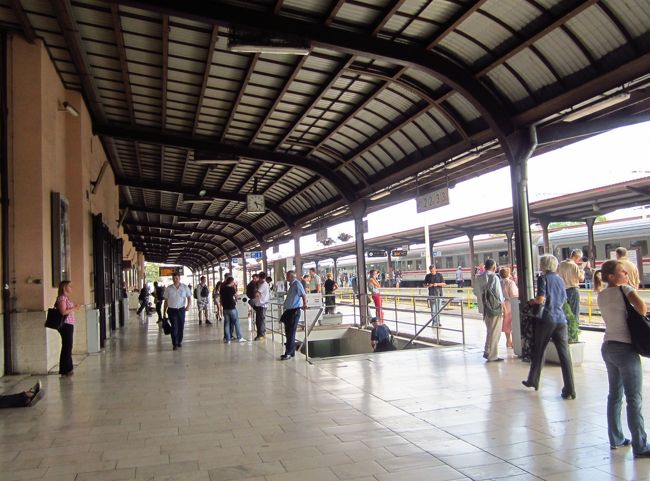 クロアチアの首都ザグレブ中央駅のホームです。駅舎の外に出るには、エレベーター等の施設がないので、重い荷物を抱えながら階段を下り、再度登って、広い駅舎ホールに出ることになります。そのホールの隅の方に、ＡＴＭ機が１台置かれていますので、このＡＴＭ機での両替を行うと便利です。イタリア、スロベニアはユーロ圏でしたが、クロアチアは独自通貨クーナ（ＫＮ）が使われていますので、両替が必要になります。