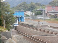で、そろそろ時間になったので駅へと戻ります。
途中、益田駅からやってきた出雲市行きの普通列車が見えました。（写真途切れてますが）

これから乗る増便バスは、この列車からも乗り継げるようになっています。