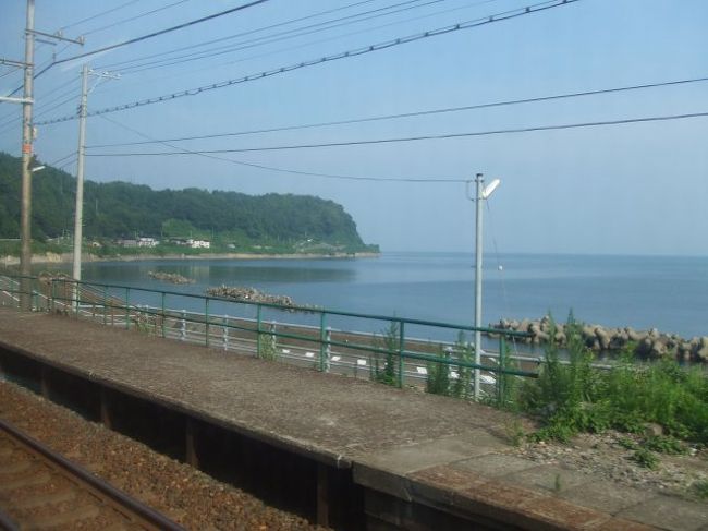 日本海を眺めながらの普通列車の旅です。