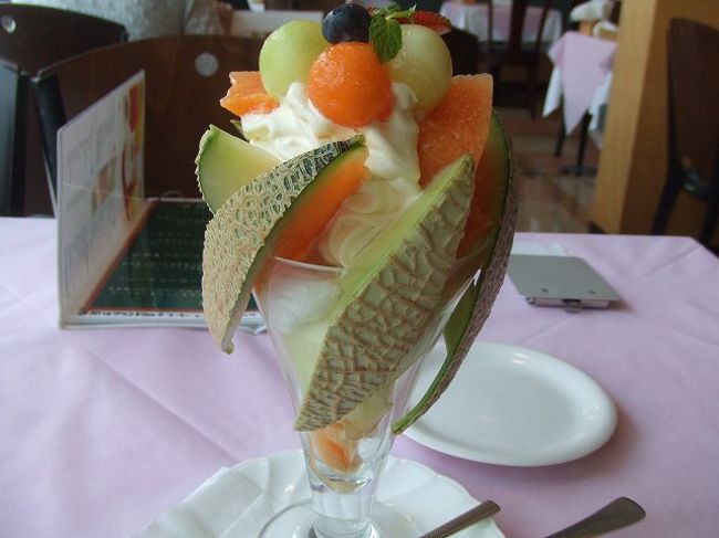 メロンパフェが来ました。