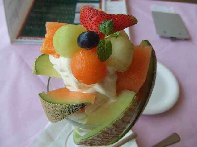 上から・・・いや、めっちゃメロンですよ、メロン、下までメロン、これはたまらない代物です。<br />しかも赤と青、両方楽しめるなんて、いや〜金沢駅から歩いてきた甲斐がありました。