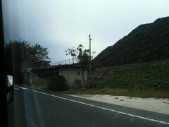 山の方へと消えていった三江線も、トンネルでショートカットしたのか江の川の岸辺へと戻って来ました。
潮駅です。