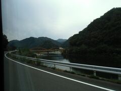 都賀行大橋（アーチ橋・大和七橋のひとつ）が見えてきました。あの橋をわたって山の中を走れば、石見川本へ抜けれるそうです。
それだけ江の川が曲がりくねっているということになります。

