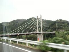 高梨大橋。なんと、江の川では唯一の斜張橋だそうです。また、塔に支点がない日本初の工法が採用されているのだとか。大和七橋の一つです。