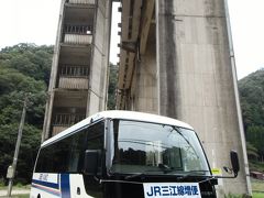 バスの運転手さんも、「こんな駅は全国でもなかなかないらしいね」と。やはり地元の方にも有名なのですね。
で、バスに乗車しているのはわざわざ泊まりで三江線増便バスに乗りに来る物好き3人なわけで。。。
発車まで数分あるとのことで、運転手さんのご好意により撮影会が開始されましたｗ　いやあありがとうございますｗ