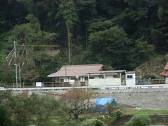 三国橋のたもとに作木口駅があります。前の写真を拡大しても写っています。
駅は島根県邑南町にあるので、広島県三次市作木地区（旧作着村）への入口、というわけで作木口駅なのでしょうね。

ちなみに、この駅のバス停は川のこちらがわにありました。橋は渡らずにバス停を通過。マイクロバスに乗り換えてからは、芸美バスの運転手さんは駅名のアナウンスをせずにばんばんとばして行くので（浜原までの中国JRバスの運転手さんは一駅一駅止まってはアナウンスしていましたが）、ちょっと気を抜くと数駅くらい気づかずに通過しそうになります。乗降も皆無ですし……