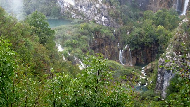 この写真は、プリトビッツェ大滝の滝壺から更に低い所に流れ落ちる滝です。