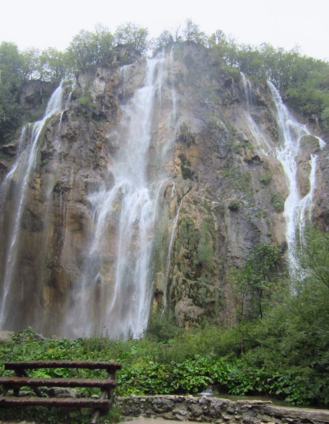 展望台の崖の上から坂を下って、プリトビッツェ大滝の下まで来ました。そこで、今日の雨で水かさも増したのか、豪快に流れ落ちる大滝を撮影、その1枚です。