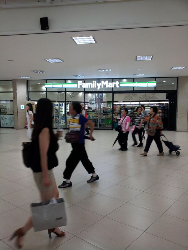 ファミマがあります。ここで朝食を調達。<br />東横イン釜山駅も朝ご飯が出るのですが、ものすごく混んでいたので<br />断念。