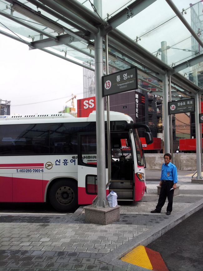 今日もバスで移動。