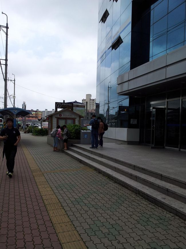 うとうとしているうちに3時間ぐらいで統営総合バスターミナルにつきました。<br /><br />http://japanese.visitkorea.or.kr/jpn/TR/korea_terminal.jsp?cid=1129317<br /><br />結構大きいバスターミナル。でもここから海沿いまでどう行けばいいかよく分からないｗ　ので結局タクシーに乗りました。アジアで初めて作られた海底トンネル（http://anabakorea.jp/products/detail.php?product_id=557）に行ってみたかったのです。