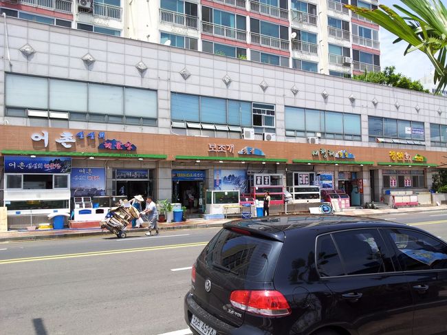 道沿いには海鮮料理店も並んでいます。