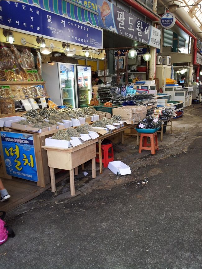 先に進むと市場もありました。