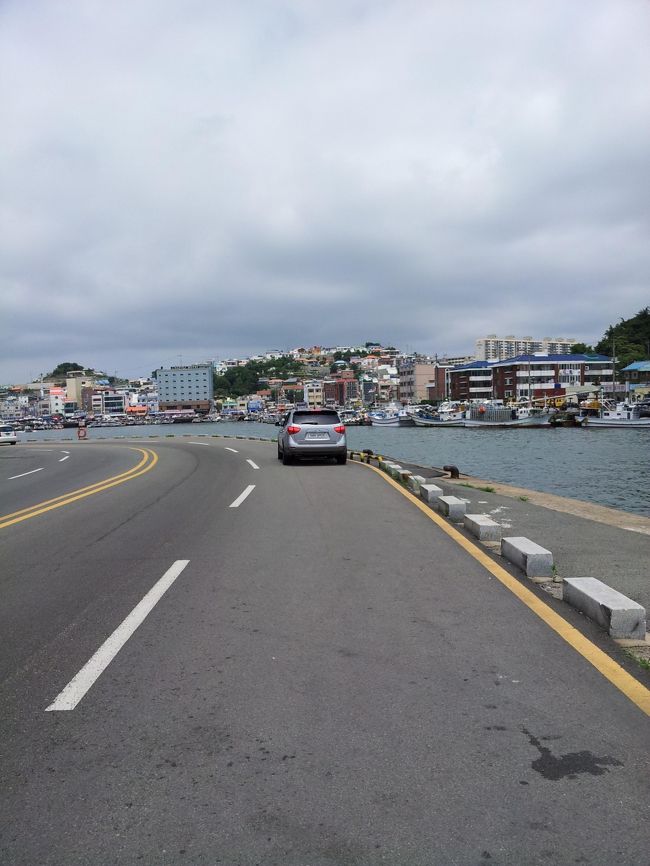 市場からさらに海沿いを進んで歩いていったのですが、ものすごく暑かったのでさすがにバテてきました。でも目指す店はもう少し先・・・