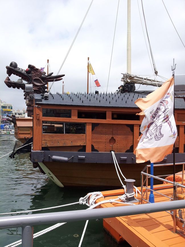 韓国の英雄、李舜臣将軍が日本水軍と戦った時に使われた亀甲船の復元だそうです。