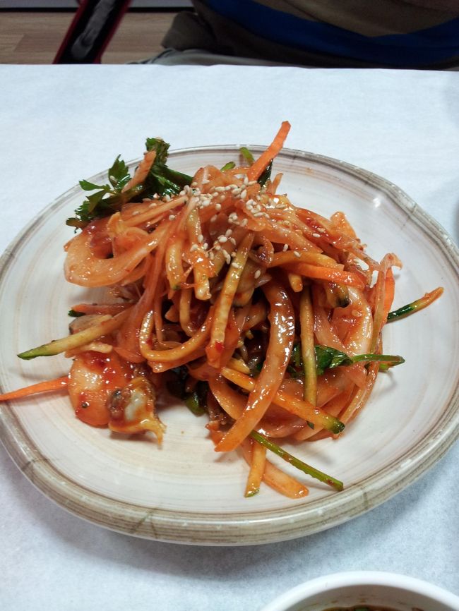 牡蠣のお店のようなのですが、このアサリの和え物も名物とのこと。<br />甘酸っぱくてさっぱりしていてとても美味！