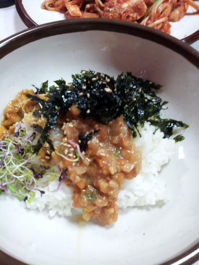 統営名物ホヤビビンバもついてきます。お酒に合う味。警戒していたのですが結構美味しかったです。その他にも牡蠣のジョンとかたくさんついて20000KRWとは安い！<br />次は冬にきてみたいです。