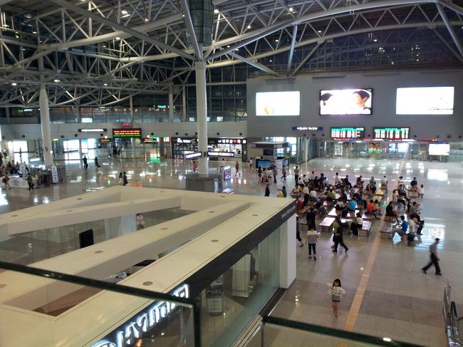 沙上から釜山駅に戻ってきたので、夜の駅をのぞいてみました。<br />釜山駅は広々していてきれい。しばし散策。