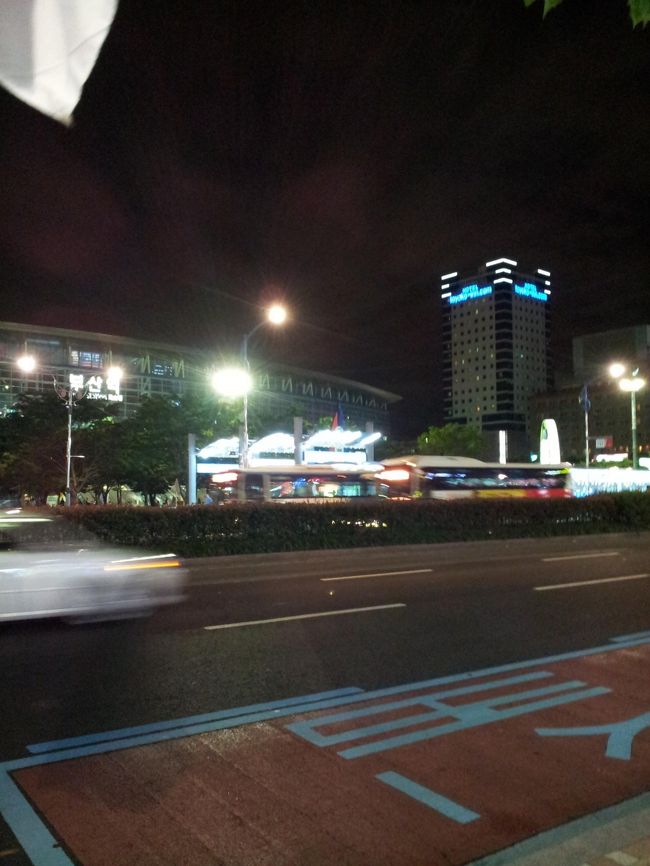 釜山駅で軽く食べるにはいいかな、というお店でした。<br />店前からみた釜山駅＆東横イン。<br /><br />**食べたお店の詳細等は↓にまとめましたので<br />よろしければこちらもご覧ください！<br />http://blog.livedoor.jp/okanekotravel/archives/20119445.html