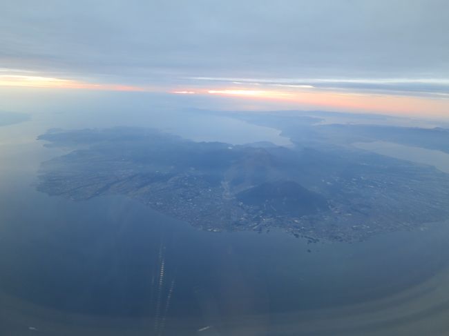 九州のど真ん中を飛ぶのかと思ったら、熊本あたりから海に出て、長崎の雲仙岳が見えました。