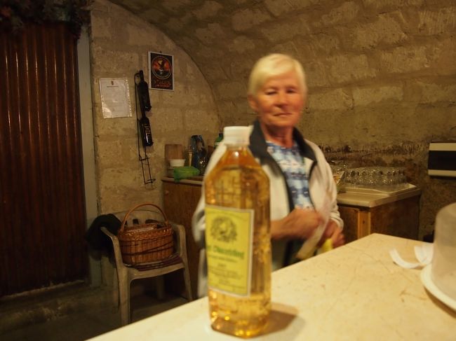 何杯か　試飲して　白は　オラスリースリング　１リットル、４００ﾌｫﾘﾝﾄ。<br /><br />こちらは　安さにビックリ。　セラーの　おばさんは　買い求めた量の少なさにビックリ。<br /><br />でも　とても親切。　　葡萄畑もあって家族で経営してるのよ。って言ってました。