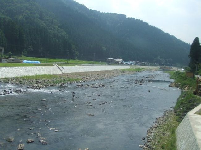 30分も走るとのどかな山間の風景が広がります。川釣りをする人の姿も見えました。鮎でも釣れるのでしょうか。