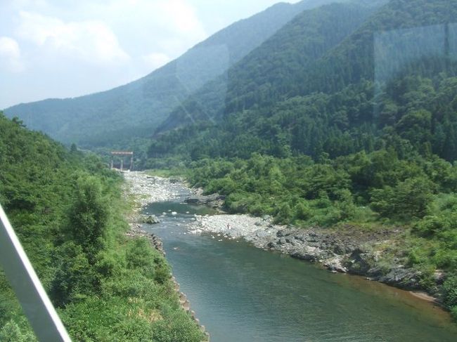 さらにで列車は終点に向けて山の中へと入っていきます。だんだんと景色も山岳地帯っぽい景色になりました。