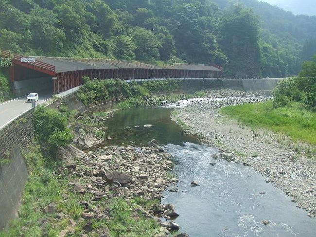 終点に近づくとこんな感じに道路の上にも落石防止のシェードがあったり、山深い場所に来たことを感じさせます。