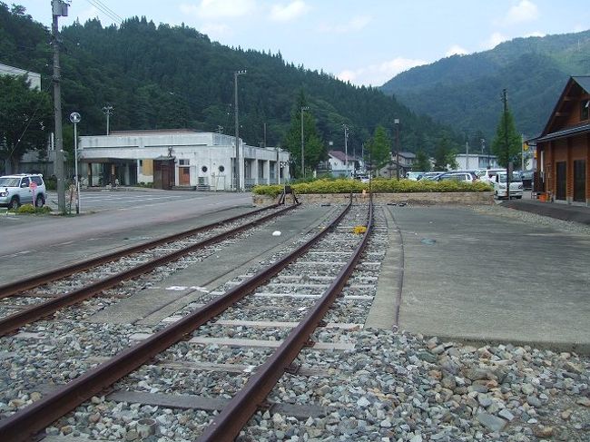 終点の九頭竜湖駅に到着しました。本当はこの先、岐阜県の美濃太田駅まで延びるはずでした。しかし工事はストップ、こういう形で線路は終わっています。