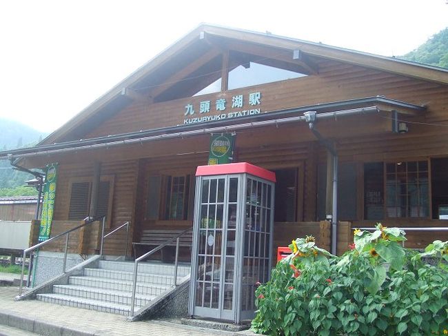 駅舎。思ったより立派な造りで山小屋風です。