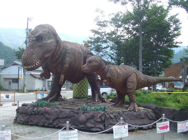 駅前にはなぜか、恐竜の彫像がありました。