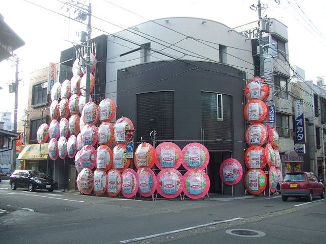 福井の繁華街、片町通りを歩いているとこんな開店の花輪が。このあたりは紙？に書いた花輪が主流なのでしょうか。